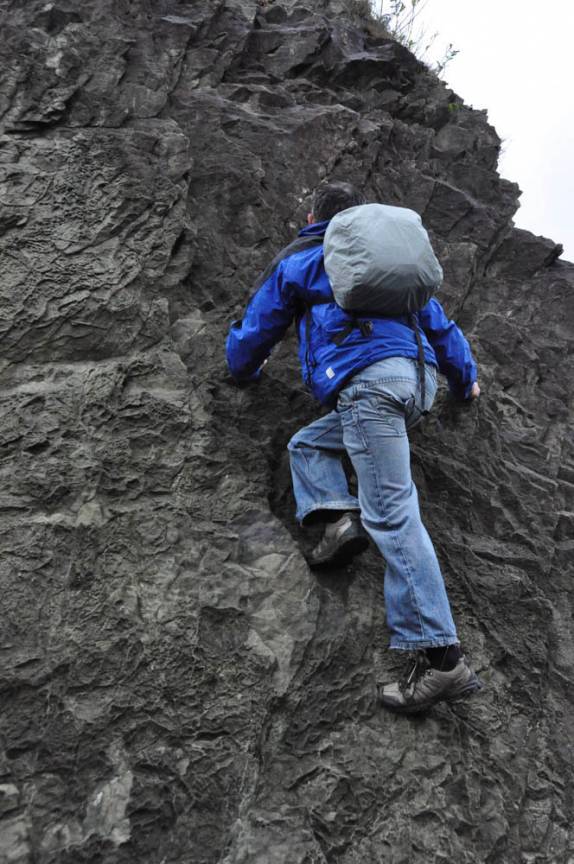 Relembrando as técnicas de escalada em rocha em um bolder na Ruby Beach, no Olympic National Park, no estado de Washington, oeste dos Estados Unidos